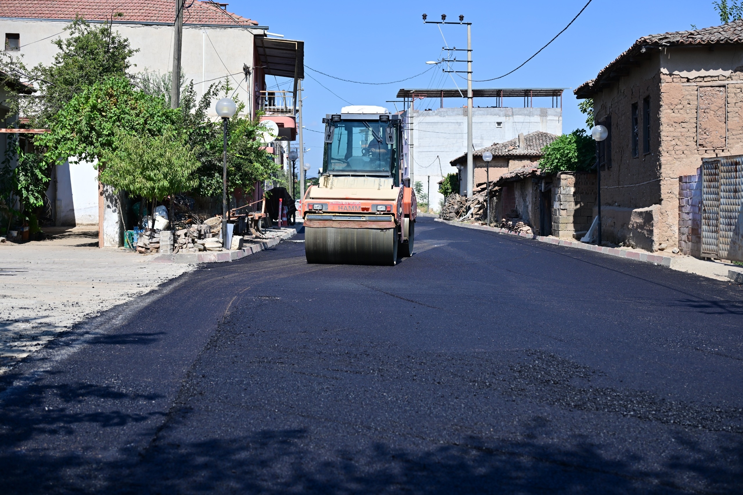 Ahmetli’de Yollar Sıcak Asfaltla Buluşuyor